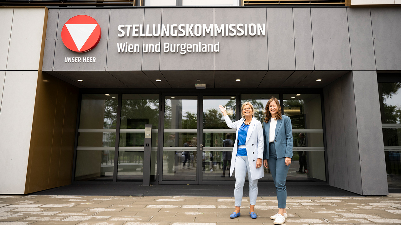 Verteidigungsministerin Klaudia Tanner und Claudia Plakolm, Staatssekretärin für Digitalisierung, Jugend und Zivildienst, bei der Pressekonferenz zur ID-Austria bei der Stellung. 